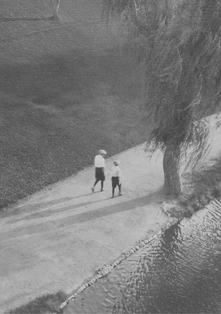 Черно-белая фотография с изображением женщины и ребёнка на расстоянии.